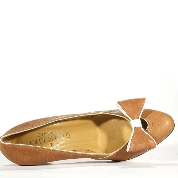 New "Valentino Women's Calf-Skin Leather Pumps with Elegant Ribbon Detail" - Picture 3 of 5